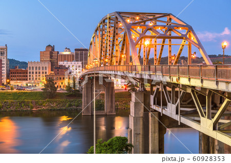 Charleston, West Virginia, USA downtown skyline 60928353