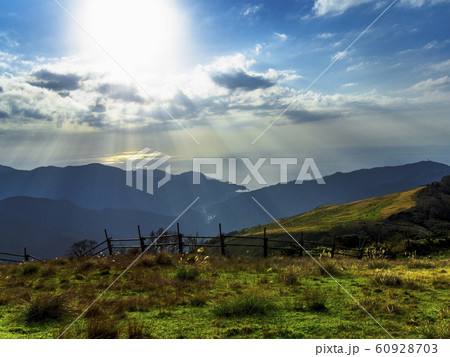 【静岡県伊豆半島】伊豆山稜線歩道からの夕景【秋・仁科峠付近】 60928703