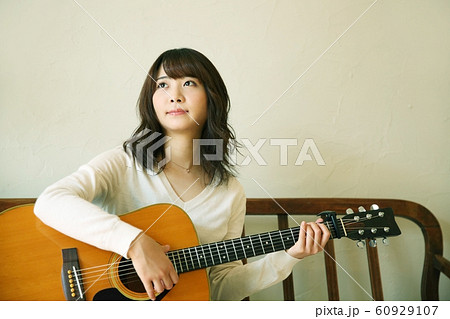 アコースティックギターを弾く女性イメージの写真素材