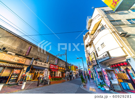 日本の東京都市景観 西日暮里駅前の飲み屋街などを望む 60929281
