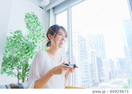 ホームパーティでゲームを楽しむ女性　人物　日本人　ライフスタイル　暮らし　サロン　マッチング　部屋 60929673