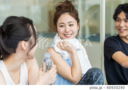 若い女性、ジム、休憩、水分補給 60930290