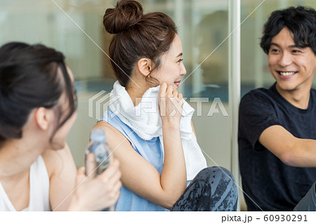 若い女性、ジム、休憩、水分補給 60930291