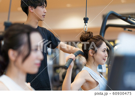 若い女性、スポーツジム 若い女性、スポーツジム 60930475