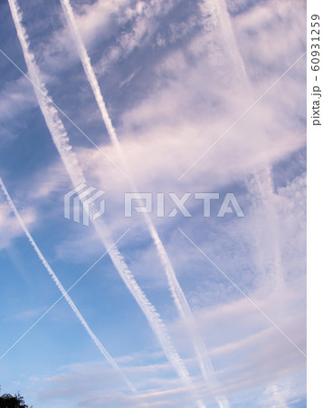 青空に流れる四本の飛行機雲 60931259