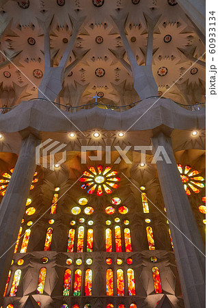 サグラダファミリア 屋内 ステンドグラス サグラダファミリア 屋内 ステンドグラス 60933134