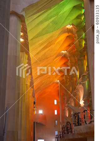 サグラダファミリア　屋内　ステンドグラス 60933135