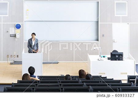 スピーチをする中年女性 スピーチをする中年女性 60933327