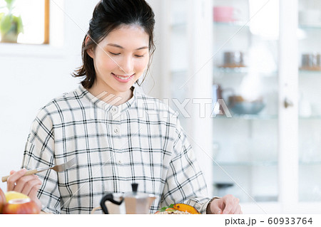 女性 食事 ダイニングキッチン 女性 食事 ダイニングキッチン 60933764