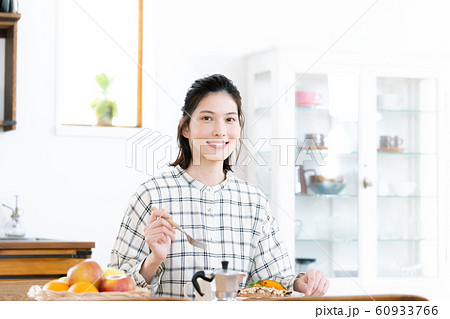 女性 食事 ダイニングキッチン 女性 食事 ダイニングキッチン 60933766
