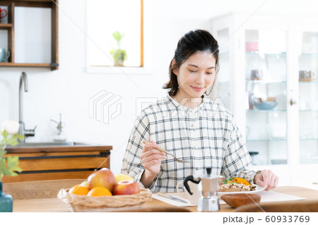 女性　食事　ダイニングキッチン 60933769