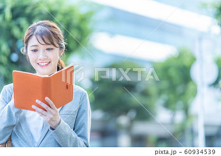 ビジネス　ビジネスシーン　ビジネスウーマン 60934539