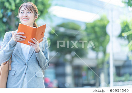 ビジネス　ビジネスシーン　ビジネスウーマン 60934540