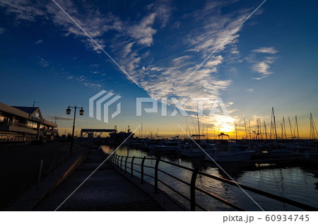 日の出を迎える小樽港マリーナ(北海道 小樽市) 日の出を迎える小樽港マリーナ(北海道 小樽市) 60934745