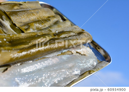 カレイの5枚おろし昆布締め、締めて1日目、刺身、手作り、塩こうじ、家庭料理、和食、食材イメージ素材 カレイの5枚おろし昆布締め、締めて1日目、刺身、手作り、塩こうじ、家庭料理、和食、食材イメージ素材 60934900