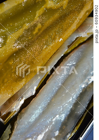 カレイの5枚おろし昆布締め、締めて1日目、刺身、手作り、塩こうじ、家庭料理、和食、食材イメージ素材 60934902