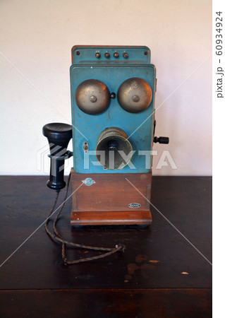 レトロな電話機 60934924