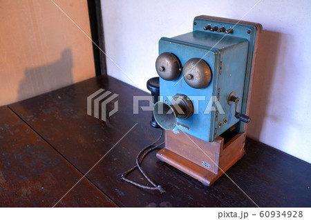 レトロな電話機 レトロな電話機 60934928