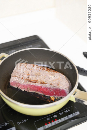 家庭での調理シーン（ローストビーフ） 60935080
