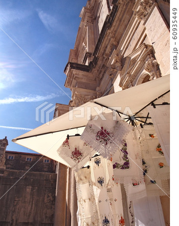 ドゥブロヴニク旧市街　聖イグナチオ教会と名産の刺繍 60935449