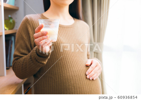 甘酒を飲む妊婦 米麹 飲む点滴 60936854