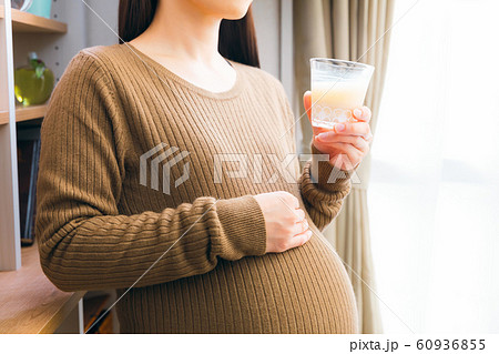 甘酒を飲む妊婦 米麹 飲む点滴 60936855