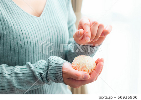 みかんを食べる女性 みかんを食べる女性 60936900