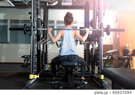 若い女性、筋トレ、スポーツジム 60937094