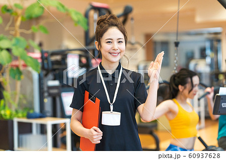若い女性、トレーナー、スポーツジム 60937628