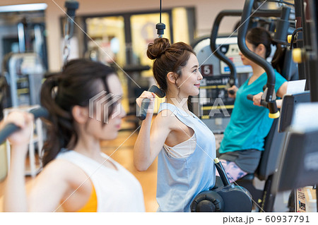 若い女性、トレーナー、スポーツジム 60937791