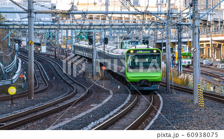 日本の東京都市景観 西日暮里駅前にさしかかる電車 60938075