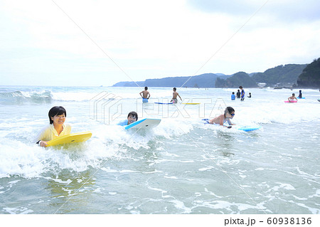 海水浴を楽しむ家族 60938136