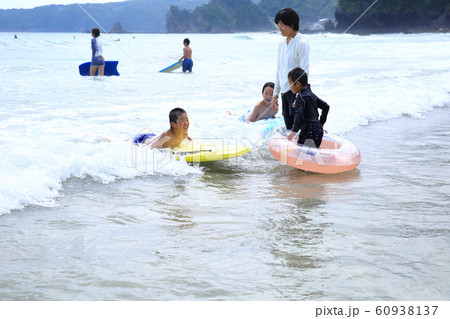 海水浴を楽しむ家族 海水浴を楽しむ家族 60938137
