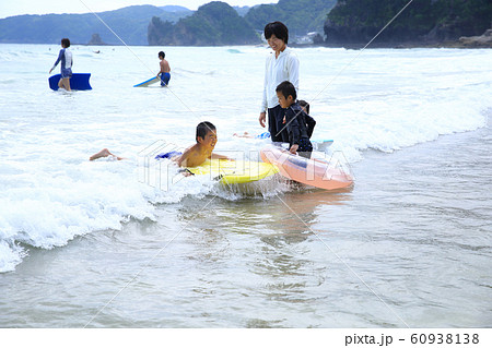 海水浴を楽しむ家族 海水浴を楽しむ家族 60938138