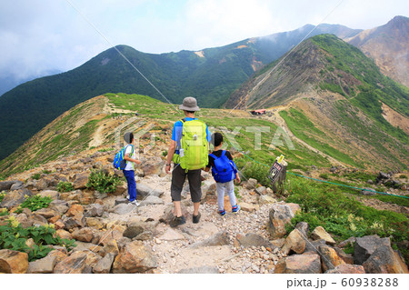 登山する家族 登山する家族 60938288