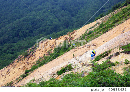 登山する家族 60938421