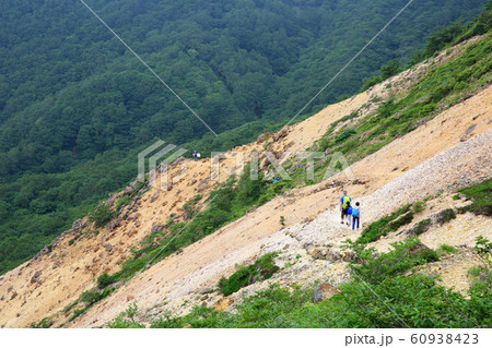 登山する家族 60938423
