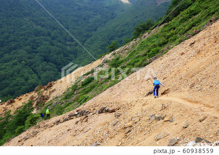 登山する子供 60938559