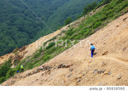 登山する子供 60938560