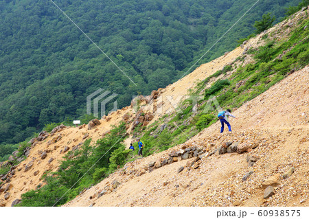 登山する家族 60938575