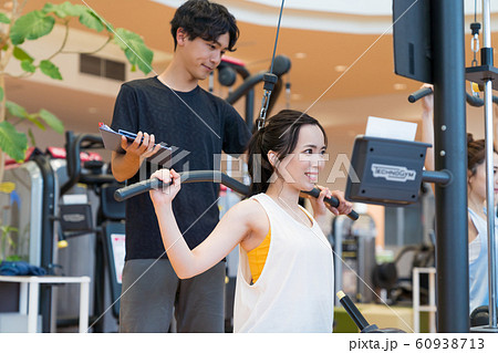 若い女性、スポーツジム 若い女性、スポーツジム 60938713