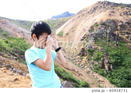 登山する家族 60938731