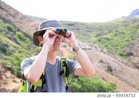 登山する家族 60938732