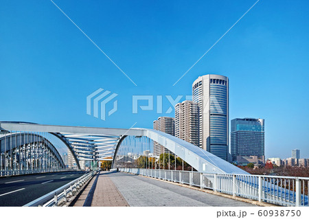 大阪 大川に掛かる桜宮橋と大阪アメニティパーク 60938750