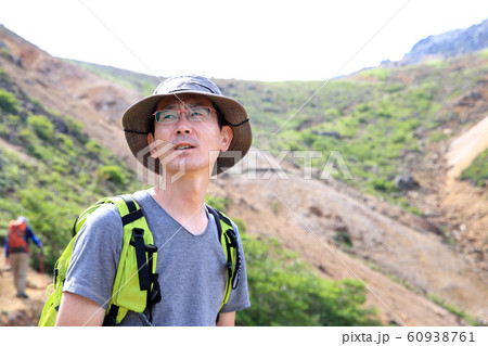登山する男性 登山する男性 60938761
