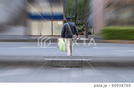 日本の横浜都市景観　危険横断（信号のある横断歩道まで行くのが面倒に…）＝横浜市内で 60938769