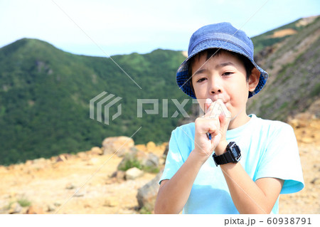 登山する子供 登山する子供 60938791