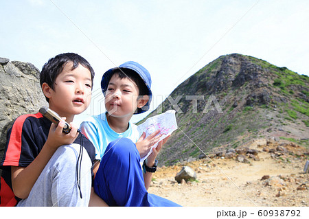 登山する子供 60938792