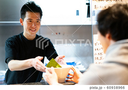 ラーメン 店主 男性、食べる 出す ラーメン 店主 男性、食べる 出す 60938966
