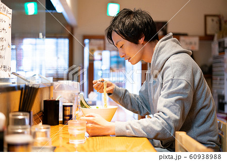 ラーメン 男性 食べる 食事 ラーメン 男性 食べる 食事 60938988
